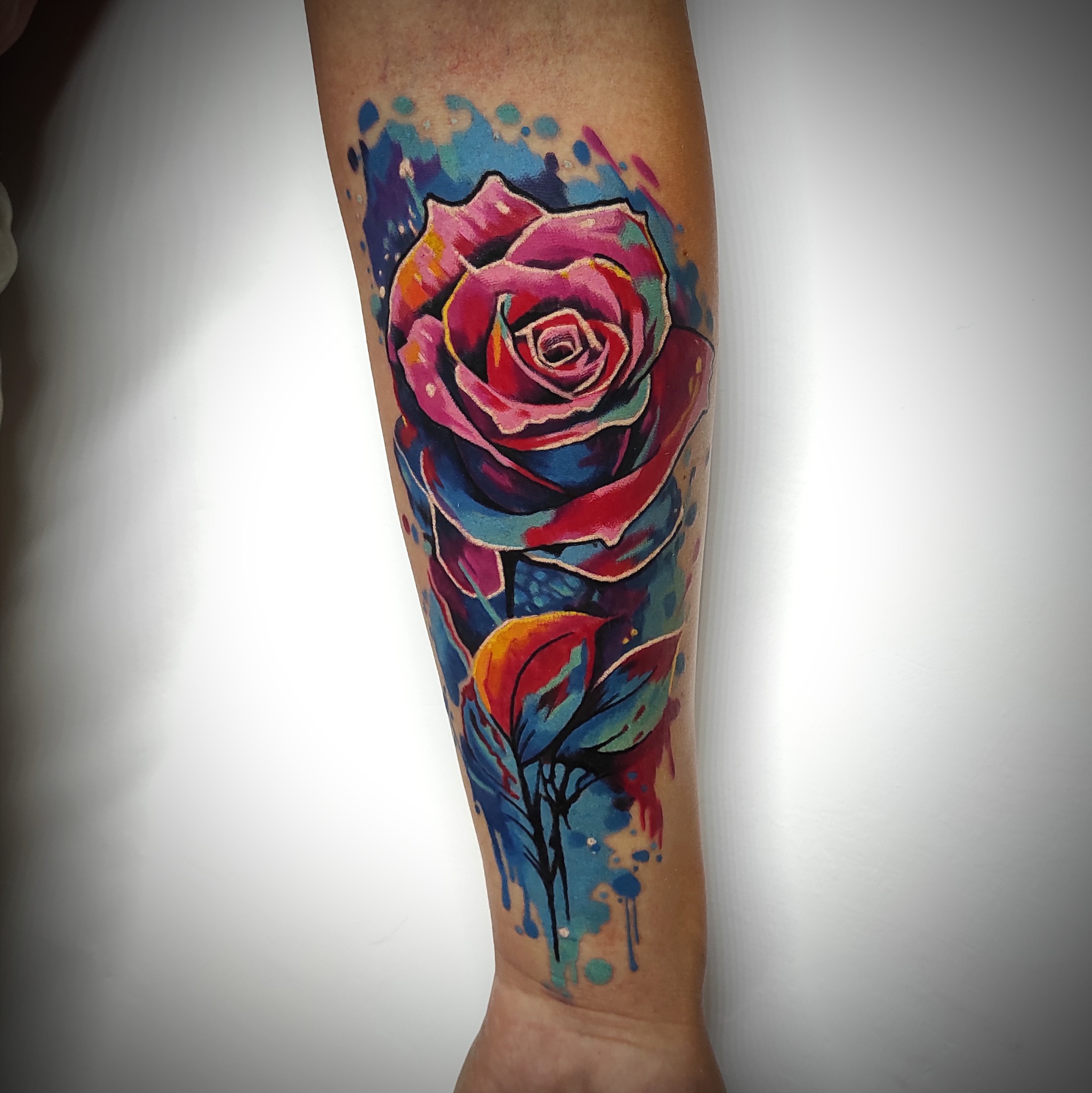 Kolorowa róża tatuaż watercolor - DINKZ ART studio tatuażu Myszków