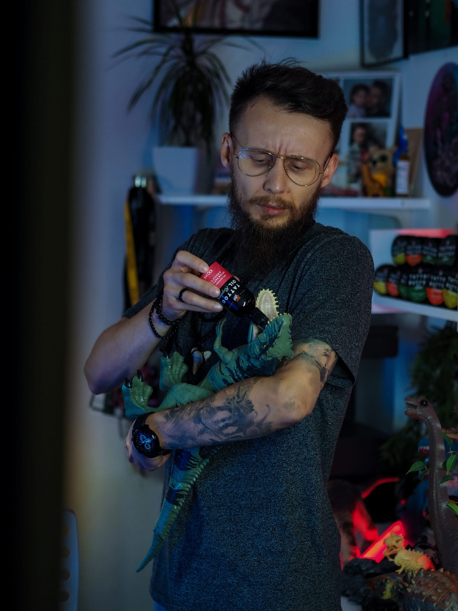 Jakub DINKZ Chruściel w studiu z motywem dinozaurów