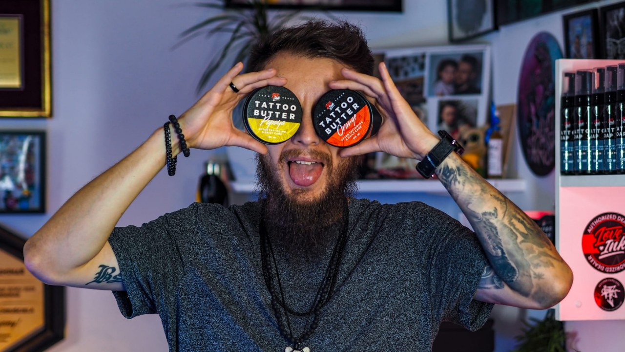 Jakub DINKZ Chruściel pokazuje produkty do pielęgnacji tatuażu