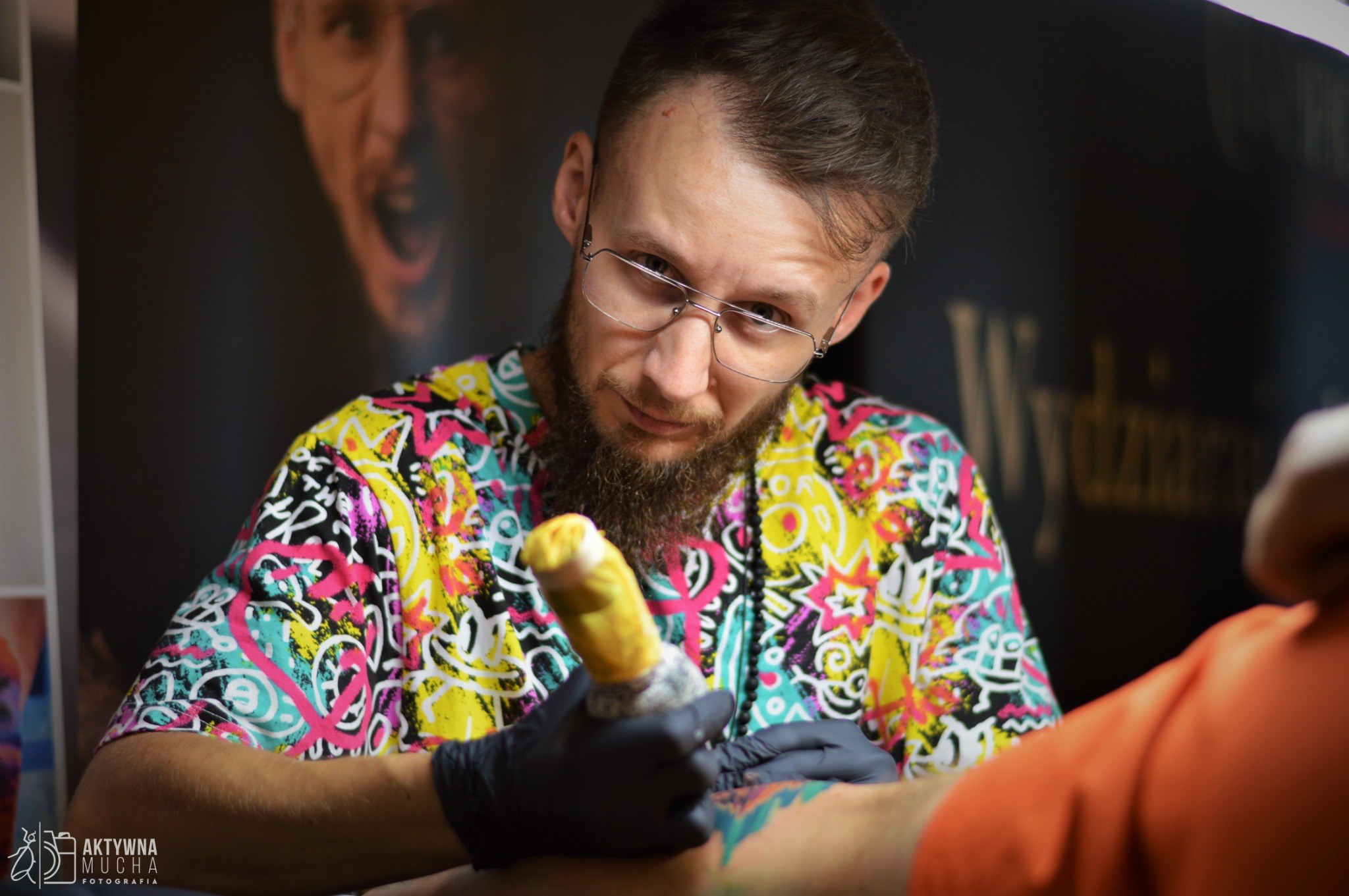 Jakub DINKZ Chruściel tatuuje na konwencie w kolorowej koszulce - DINKZ ART