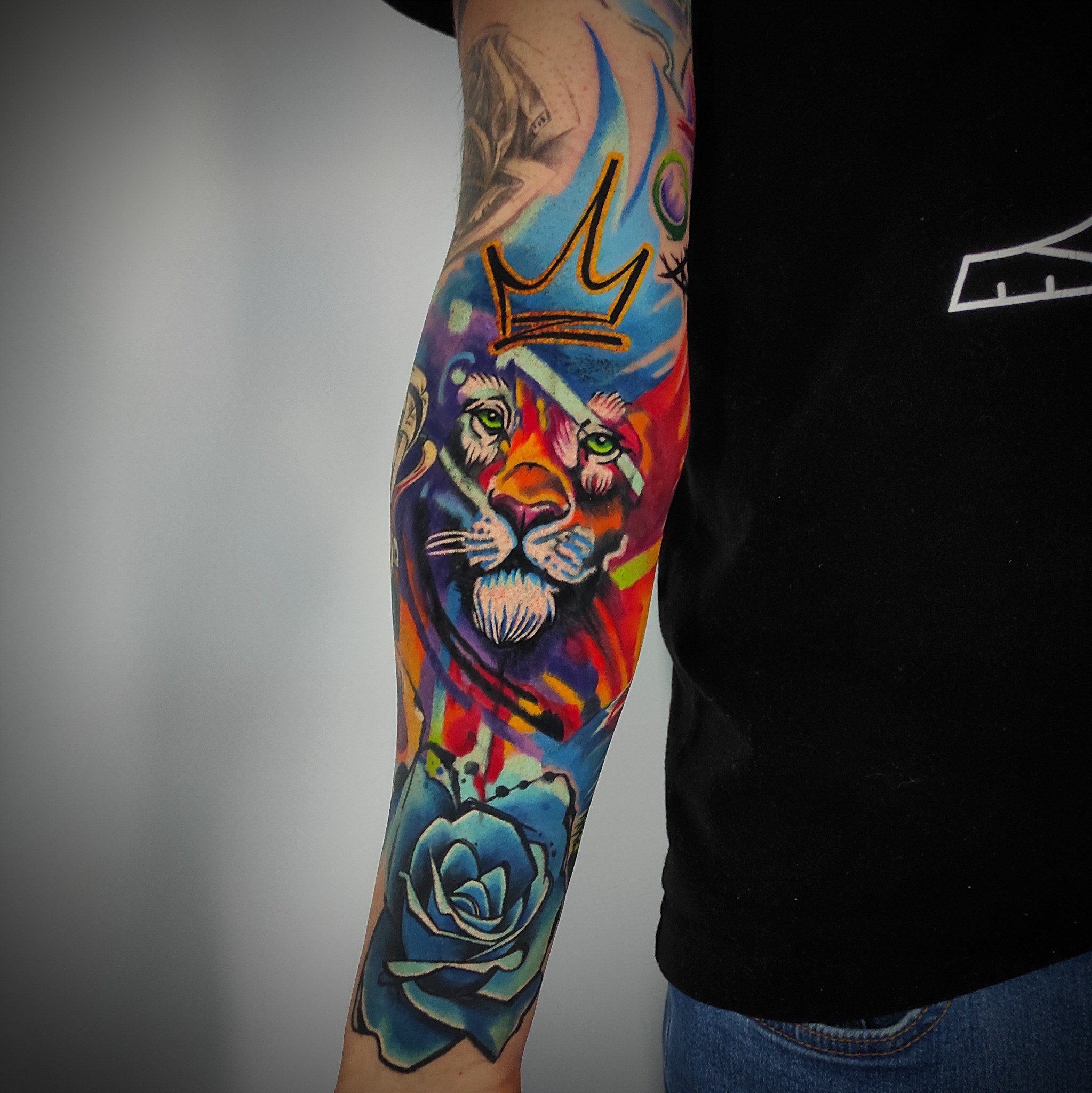 Kolorowy tatuaż lew z koroną i różą - DINKZ ART