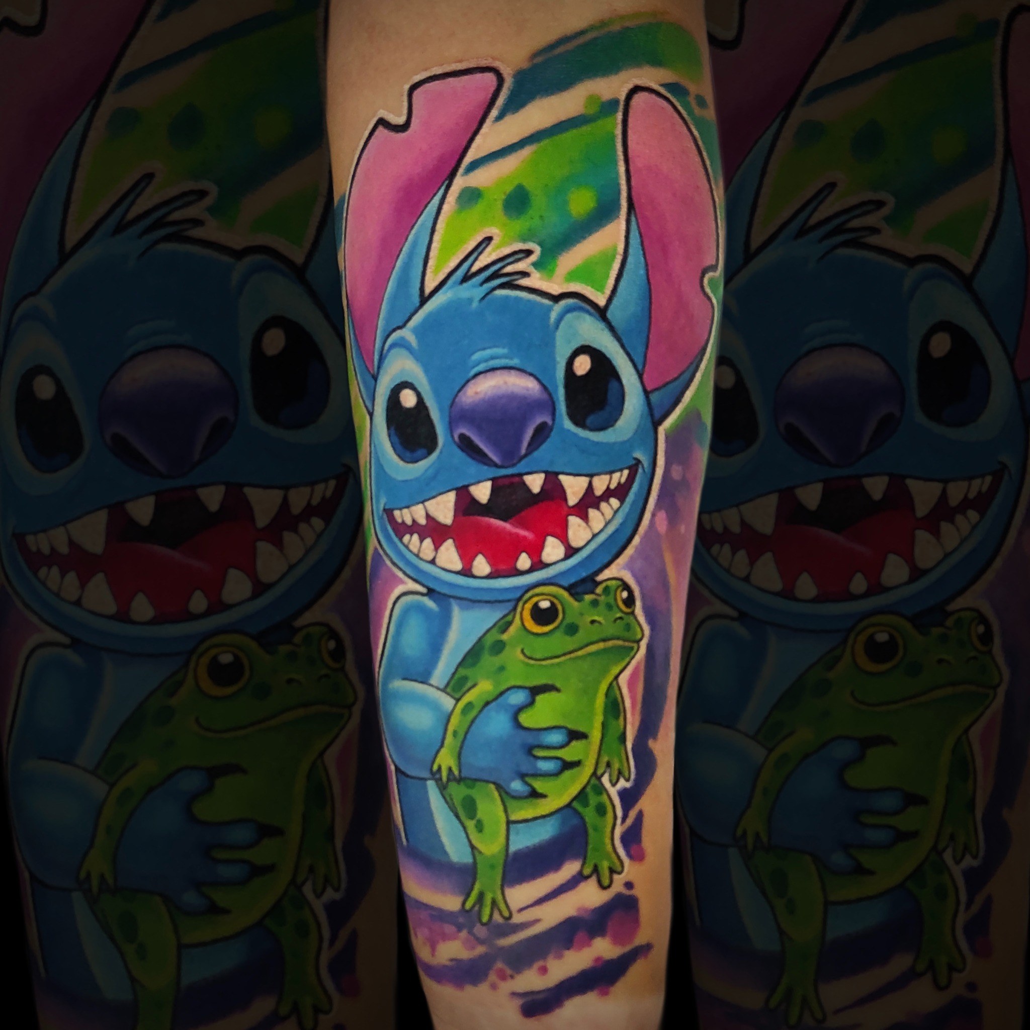 Kolorowy tatuaż Stitch z żabą w stylu cartoon - DINKZ ART studio tatuażu Myszków